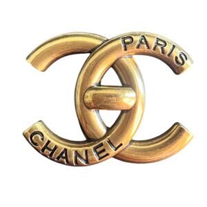 CHANEL Gold Signature Paris Turnlock Brooch B21 (CCXX016)